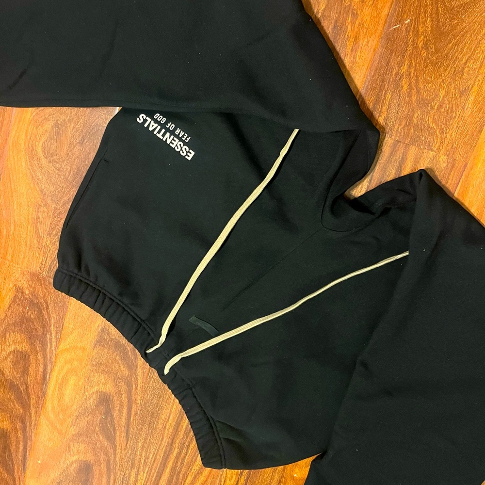 ESSENTIAL Sweat Pants
Black Colorway